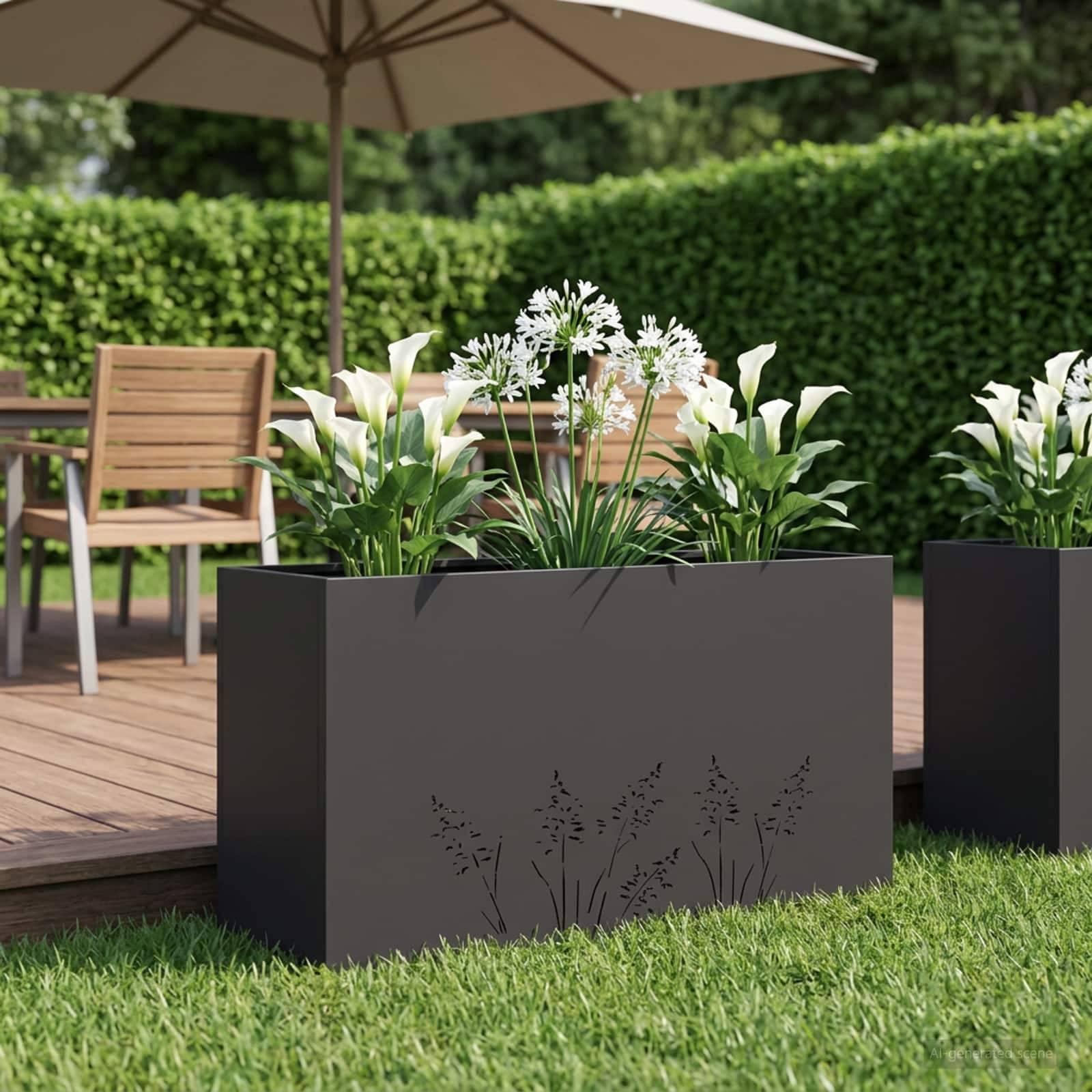 Außenterrasse mit großen dunkelrechteckigen Blumenkübeln mit weißen Blüten auf einem Holzbelag neben Sitzmöbeln und einem beigefarbenen Sonnenschirm, mit einer geschnittenen Hecke im Hintergrund.