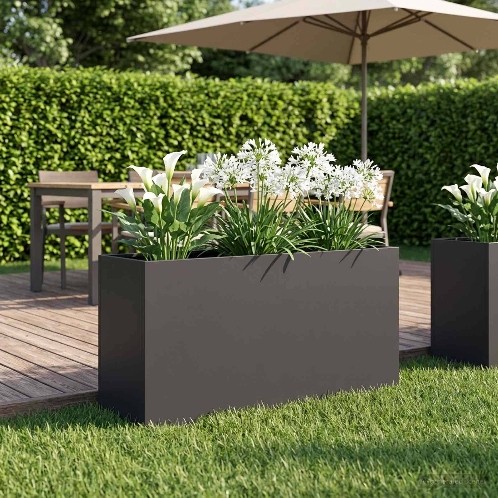 Outdoor-Terrasse mit modernen rechteckigen Pflanzgefäßen mit weißen Blumen und grünem Laub neben einem Tisch, Stühlen und einem Regenschirm auf einer Holzterrasse.