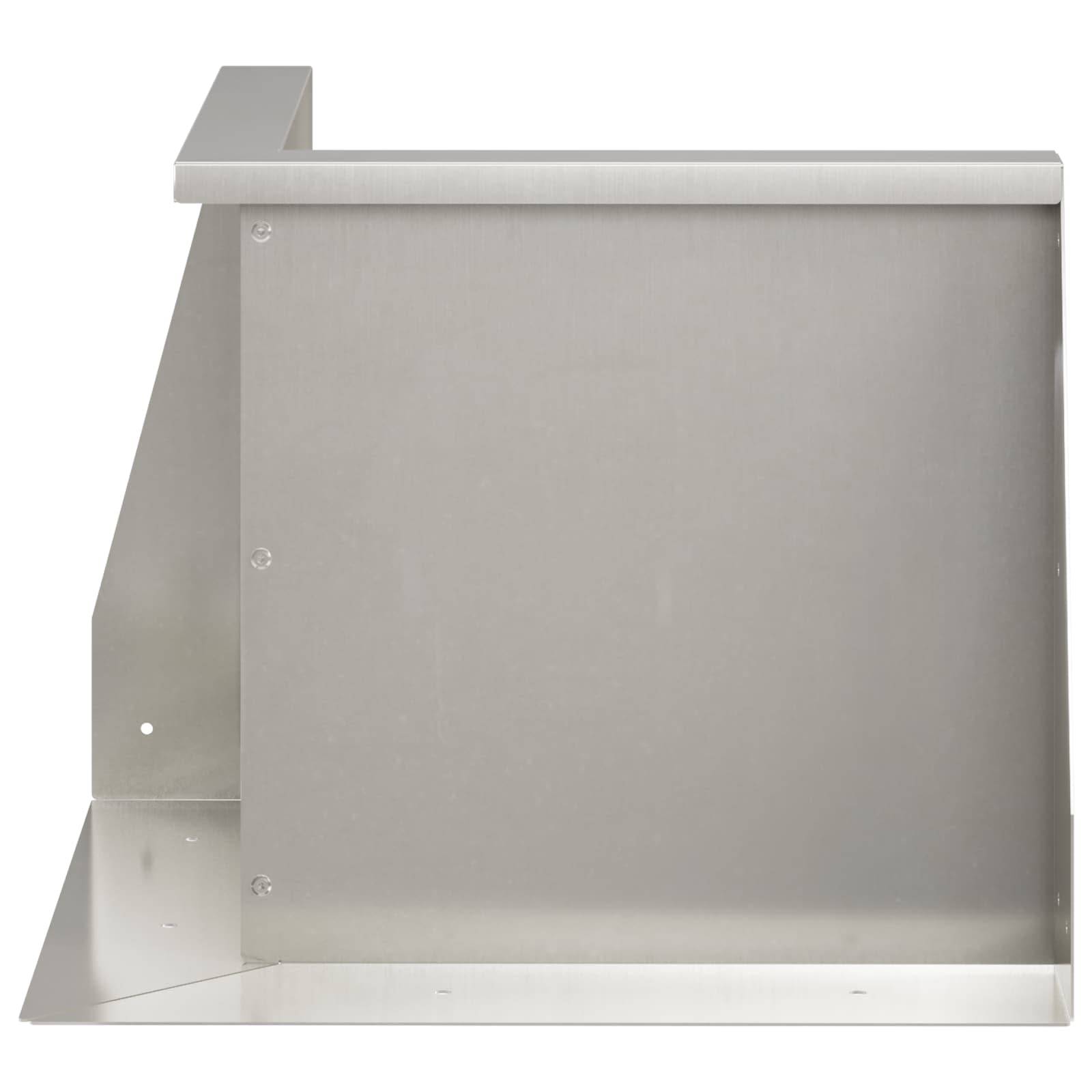 Rechteckige Edelstahl-Gerätetafel oder Gehäusekomponente mit flacher Vorderseite und abgewinkelter linker Seite.
