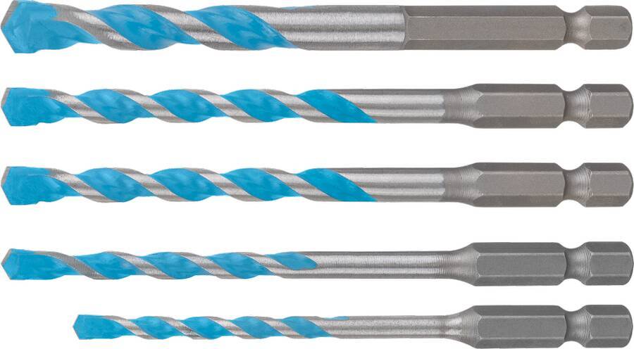 Fünf blau-silberne Bohrer unterschiedlicher Länge horizontal auf weißem Hintergrund angeordnet.
