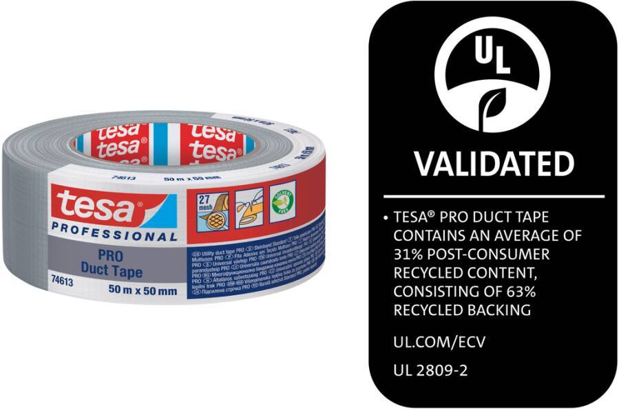 Rolle tesa Professional Pro Duct Tape, 50 m x 50 mm, neben einem UL-validierten Etikett, das angibt, dass das Klebeband 31% Post-Verbraucher-Recyclingmaterial und 63% recycelter Rückseitenmaterial enthält.