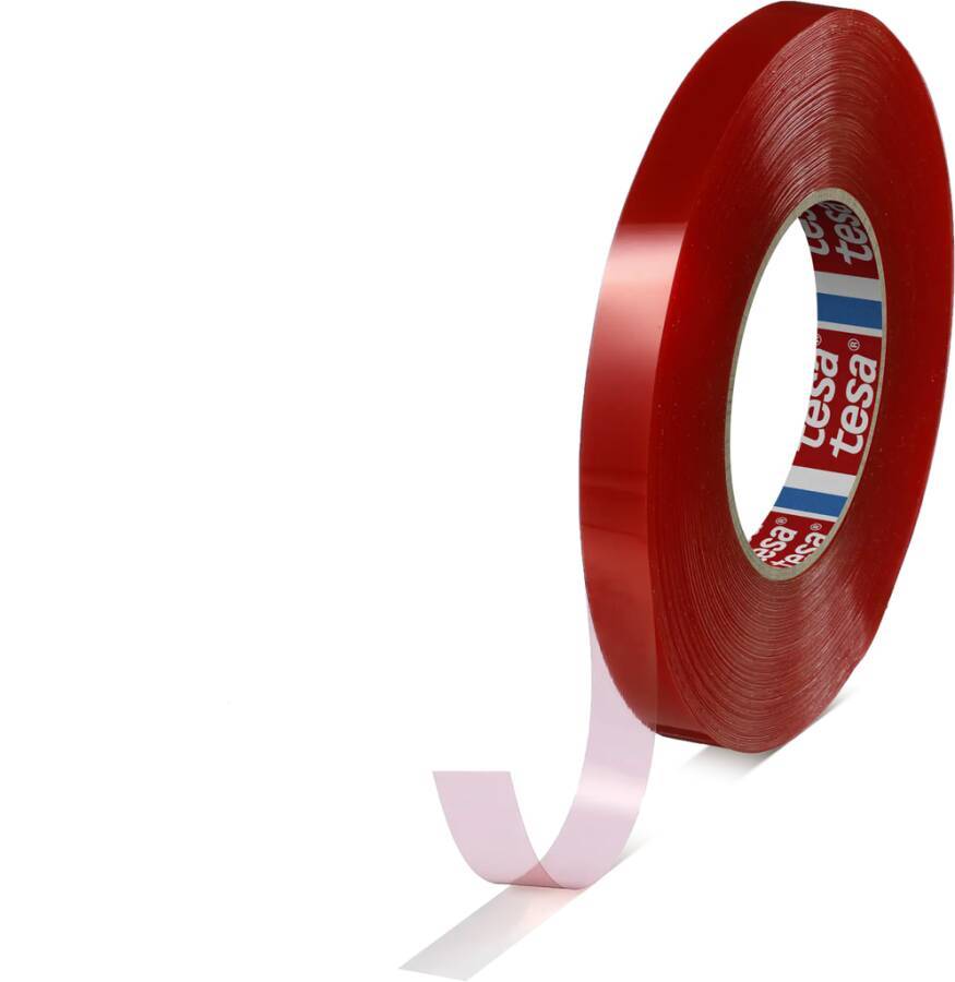 Rolle aus rotem Klebeband mit einem abwickelnden Streifen von der Rolle auf weißem Hintergrund.