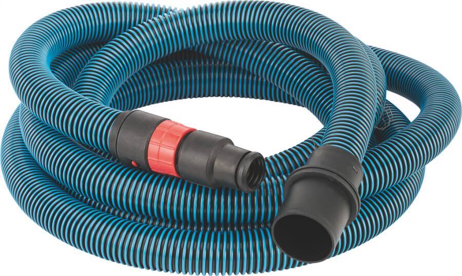 Aufgerollter blau-schwarzer Staubsaugerschlauch mit zwei schwarzen Anschlüssen, einer mit einem roten Verriegelungsring abgedeckt, auf weißem Hintergrund.