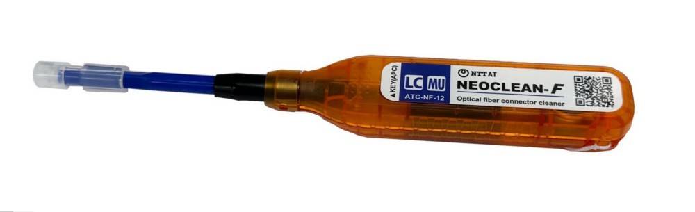 Orange LC/MU NEOCLEAN-F Reinigungsstift für optische Faserverbinder mit blauer Kappe und Düse auf weißem Hintergrund.