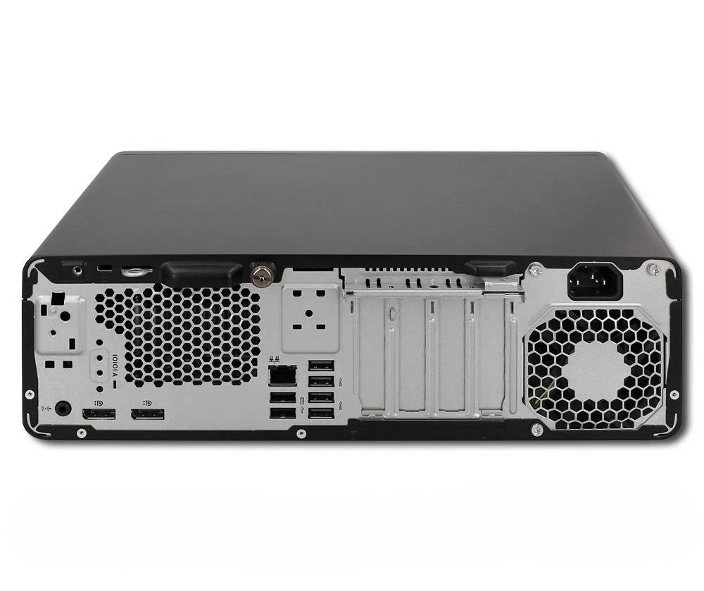 Rückansicht eines Desktop-Computer-Gehäuses mit Stromeingang, Belüftungsgittern, Erweiterungssteckplätzen und mehreren E/A-Anschlüssen auf einer silbernen Rückplatte.