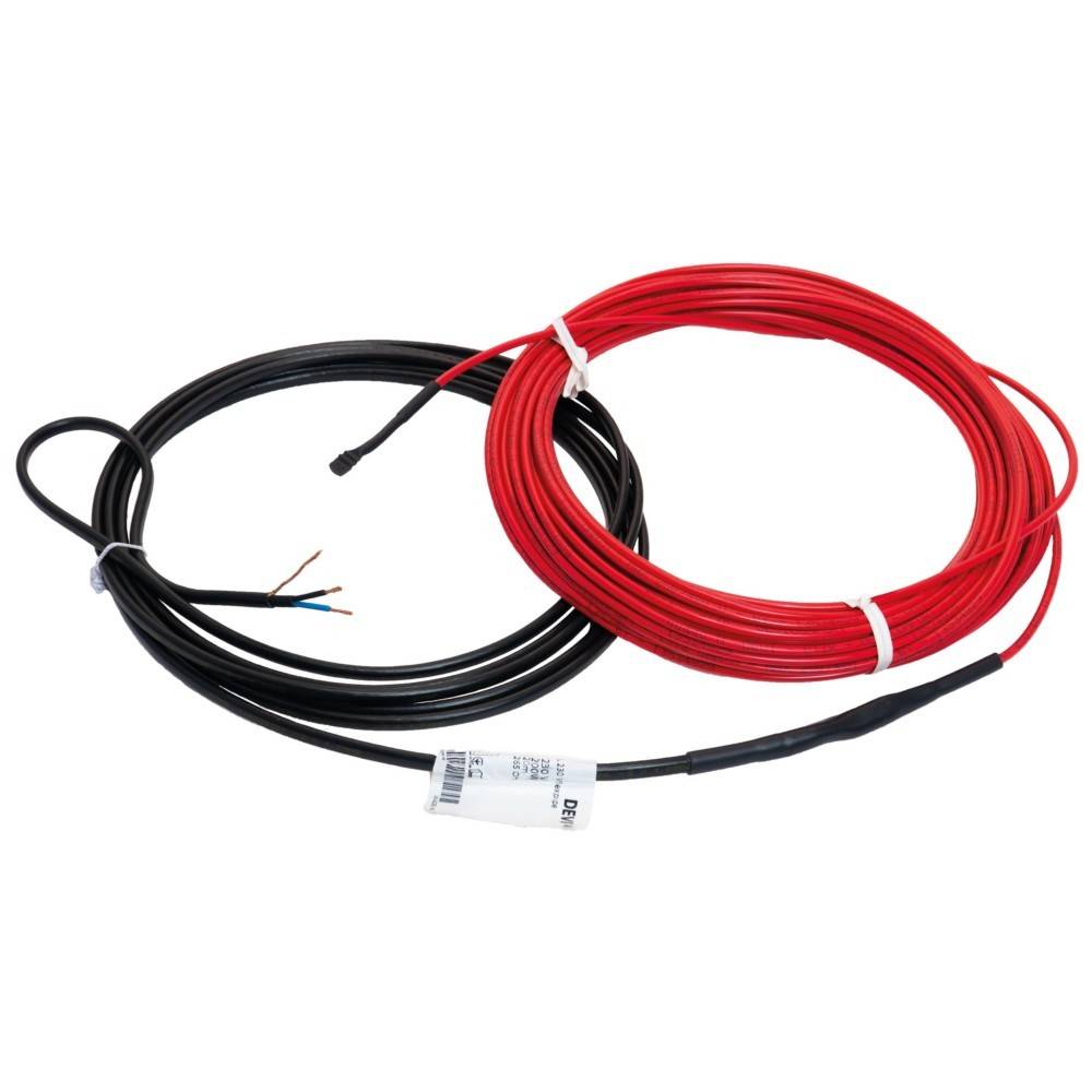 Aufgerollte rote und schwarze Elektrokabel mit freigelegten Enden und einem kleinen angebrachten Etikett auf weißem Hintergrund.