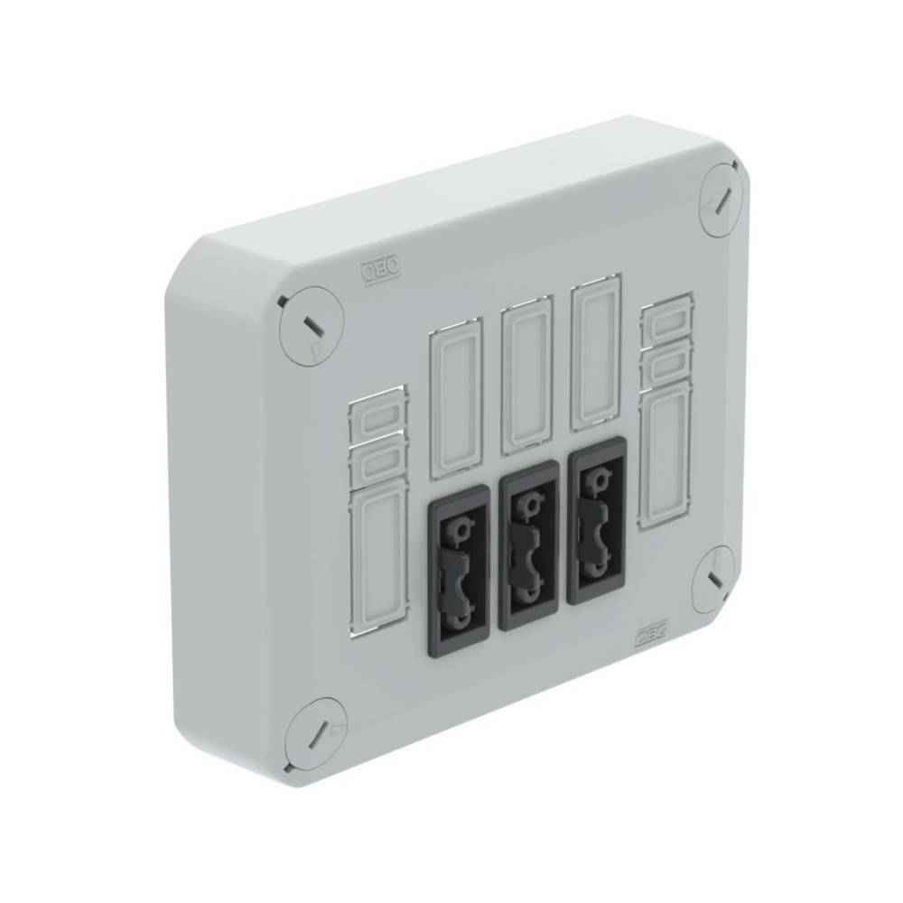 Eine weiße elektrische Wandplatte mit drei schwarzen Wippschaltern und mehreren leeren Steckplätzen, in Perspektive auf einem einfachen Hintergrund dargestellt.