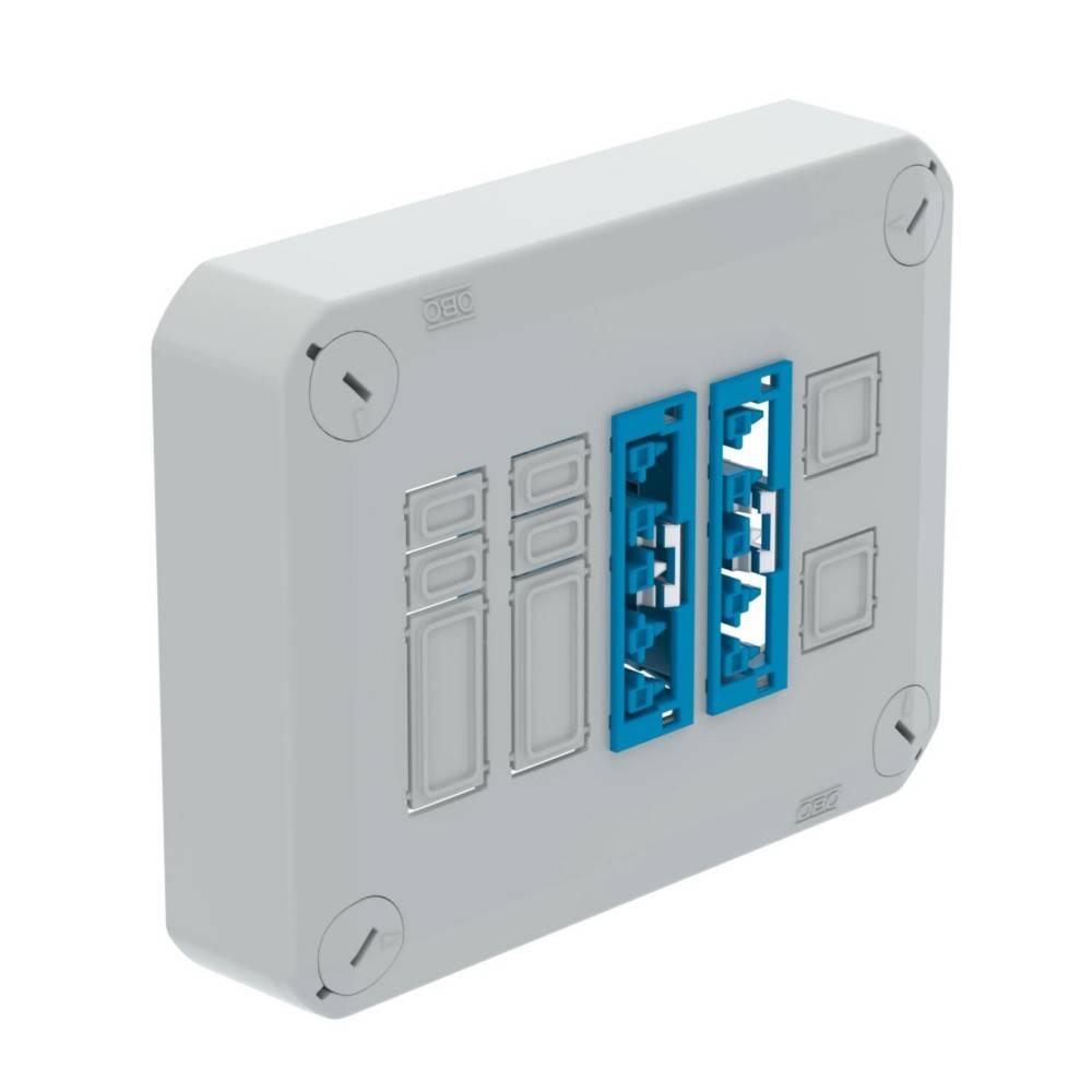 Graue an der Wand montierte elektrische Verteilerdose mit mehreren rechteckigen Ausschlagöffnungen und zwei blauen Steckerverbindern auf der Vorderseite.