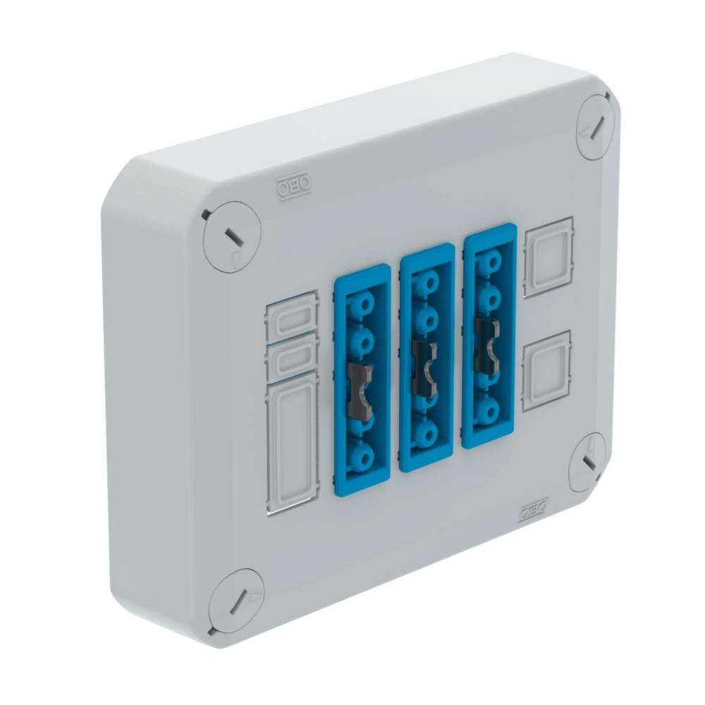 Weiße elektrische Wandanschlussbox mit drei blauen Steckmodulen und leeren Abdeckungsplatten, perspektivisch dargestellt.