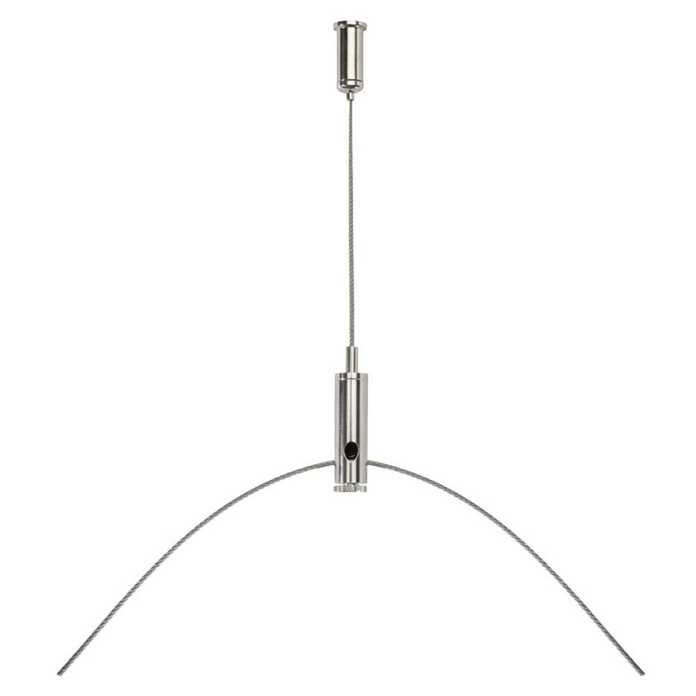 Moderne Hängeleuchte aus Chrom mit gebogenem, gewölbtem Arm und zentraler zylindrischer Leuchte, die von einem Deckenkabel hängt.