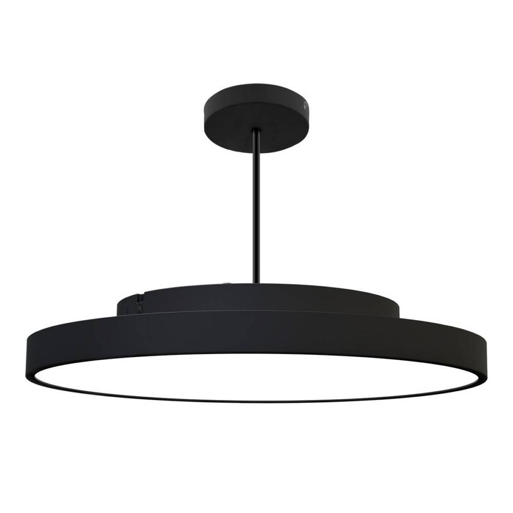 Moderne schwarze runde Pendelleuchte mit dünnem Aufhängungsstiel und großem flachen Diffusor auf weißem Hintergrund