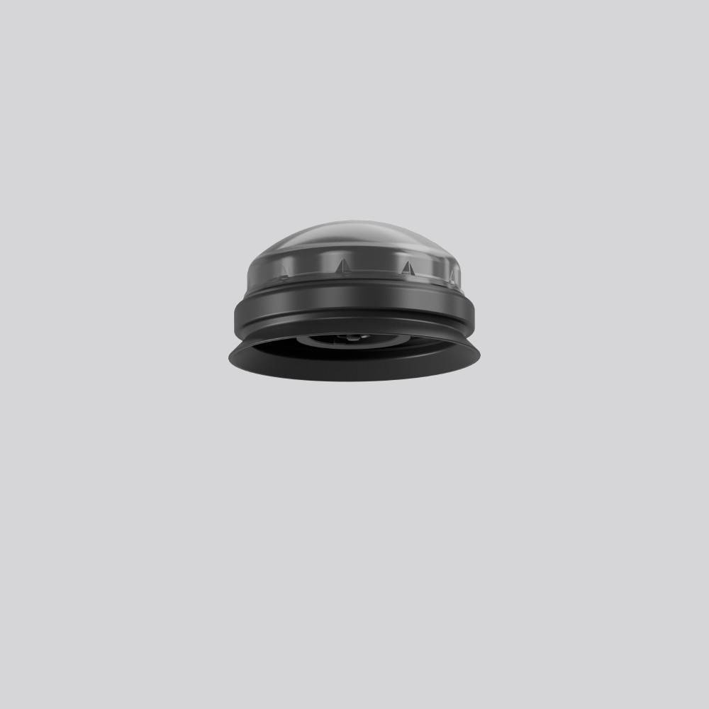 Eine kleine schwarze Kuppel-Sicherheitskamera auf einem schlichten hellgrauen Hintergrund montiert.