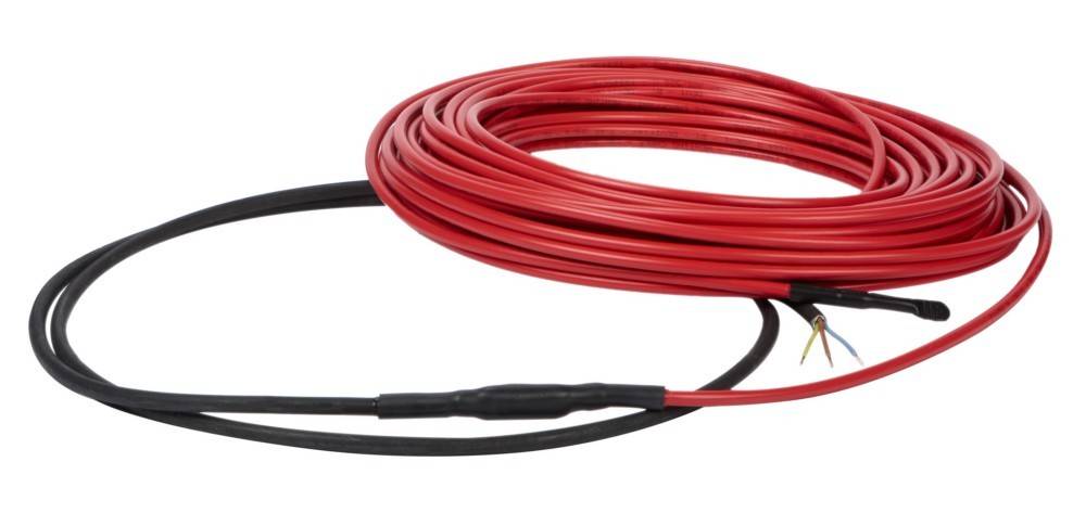 Aufgerolltes rotes und schwarzes Elektrokabel mit freigelegten Kupferdrahtenden, gezeigt auf weißem Hintergrund.