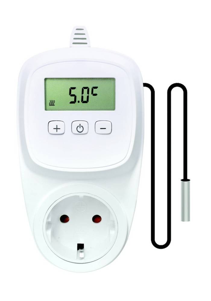 Weißes Stecker-Thermostat mit digitaler Anzeige, die 5,0°C anzeigt, sowie Plus-, Ein-/Aus- und Minus-Tasten, zusätzlich mit einer kabelgebundenen Temperatursonde.