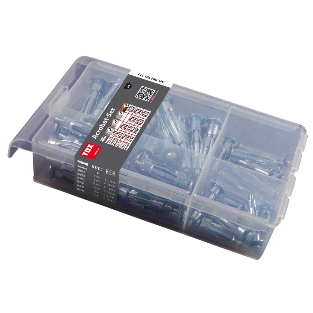 Transparente Kunststoff-Organizer-Box gefüllt mit verschiedenen Metallfastener, umwickelt mit einem schwarzen Etikett, auf dem 