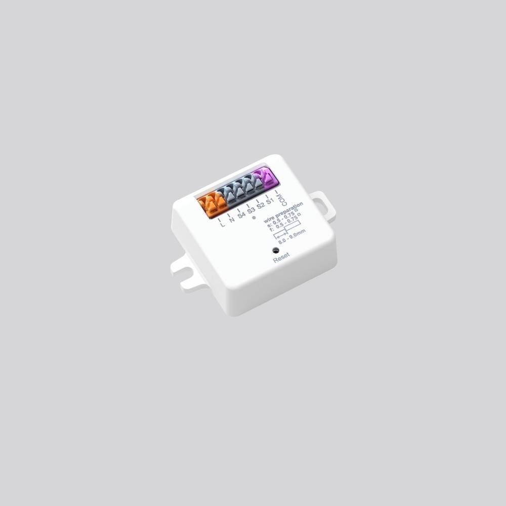 Kleines weißes elektrisches Relaismodul mit farbcodierten Anschlüssen und aufgedruckten Verdrahtungsetiketten, isoliert auf grauem Hintergrund dargestellt.