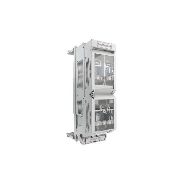 Hohes graues Industrie-Elektroverteilschrank mit zwei transparenten Frontpaneelen und Lüftungsschlitzen, freigestellt auf weißem Hintergrund.