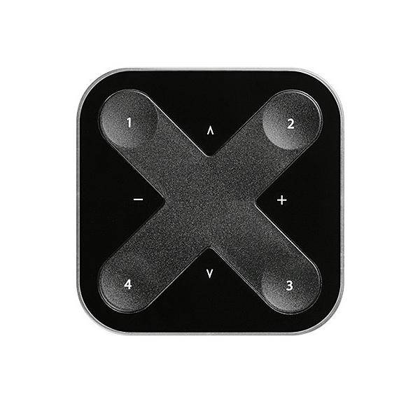 Schwarzes quadratisches Steuerpad mit X-förmiger Tastengruppe, beschriftet mit 1, 2, 3, 4 sowie +, -, Auf- und Abwärtssymbolen.