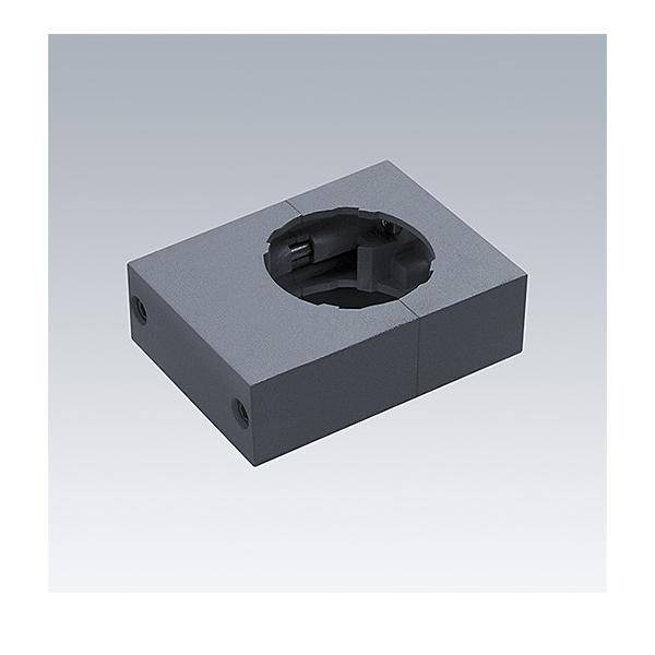 Grauer rechteckiger Metallblock mit einer großen kreisförmigen Öffnung oben und zwei Seitenlöchern, dargestellt vor einem einfachen Hintergrund.
