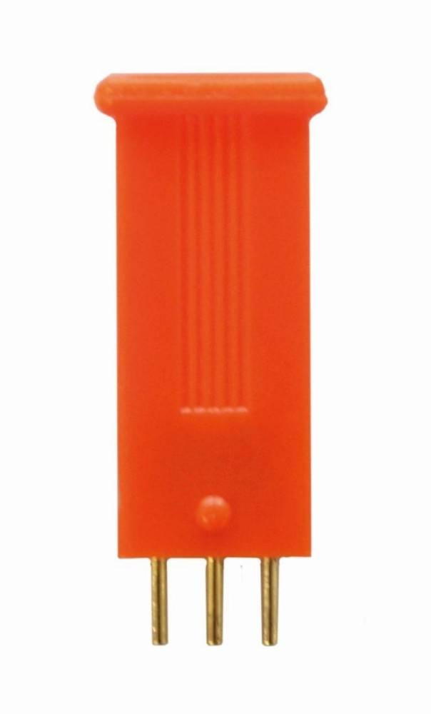 Orange dreipoliger Elektrostecker oder Sicherungskomponente auf weißem Hintergrund.