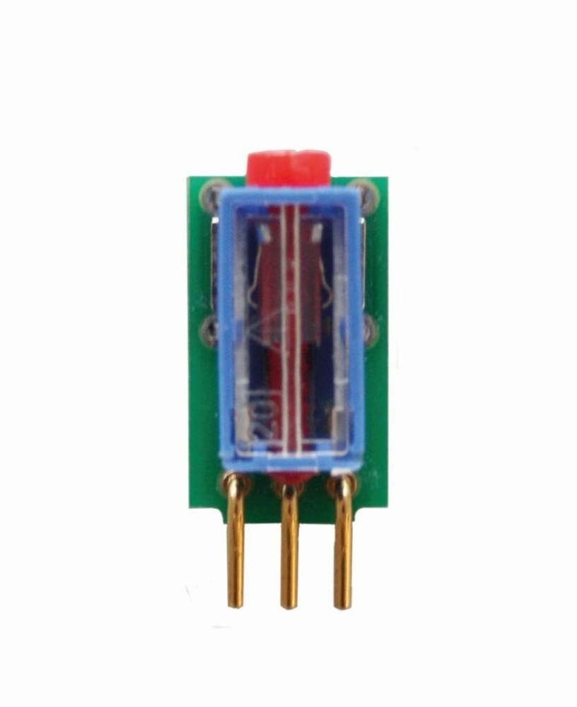 Kleines elektronisches Relaismodul mit drei vergoldeten Anschlüssen, in Vorderansicht auf weißem Hintergrund dargestellt.