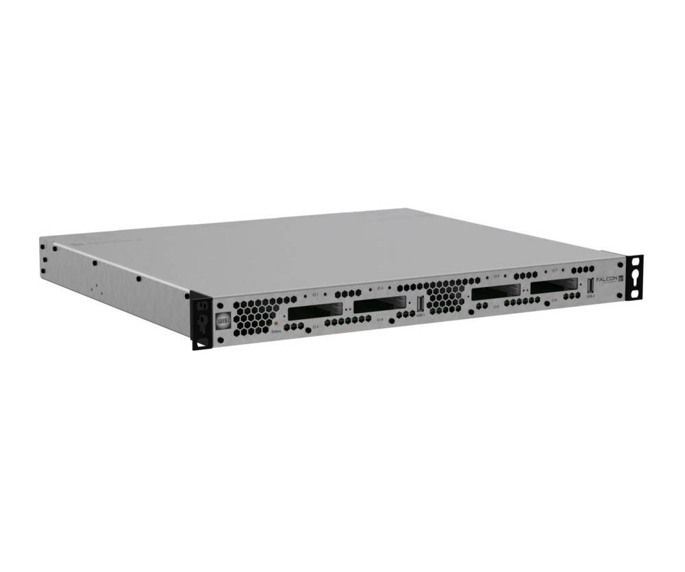 Vorderansicht eines silbernen Rack-Mount-Servers oder einer Netzwerk-Appliance mit mehreren Lüftungslöchern, Laufwerkschächten und Front-Anschlüssen.