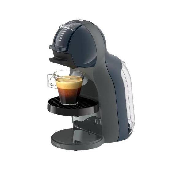 Einzelportions-Kaffeemaschine, die Espresso in eine durchsichtige Tasse auf dem Abtropfblech dispensiert.