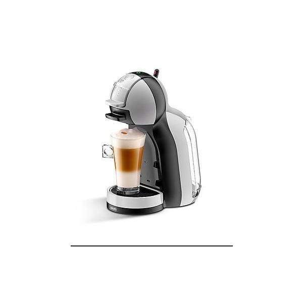 Kompakte Pod-Kaffeemaschine, die einen Latte in einer Glastasse zubereitet.