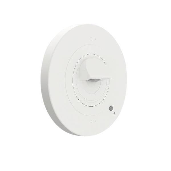 Weißes rundes, wandmontiertes Smart-Gerät mit einem zentral vorstehenden Sensor und einer kleinen Anzeigelampe.