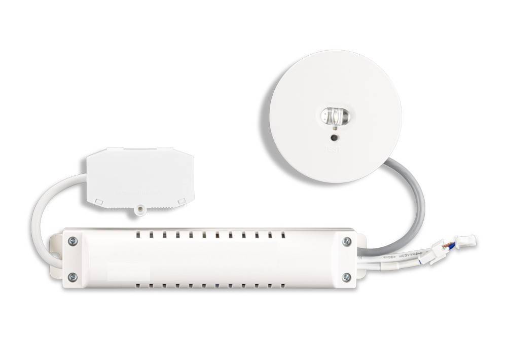 Weiße elektrische Beleuchtungskomponenten: ein rechteckiges Steuermodul, eine runde Deckenplatte und verbundene Kabel auf weißem Hintergrund.