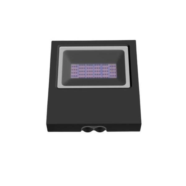 Schwarze rechteckige Wandleuchte mit versenkt angebrachtem Fenster, das ein kleines violettes LED-Array zeigt.
