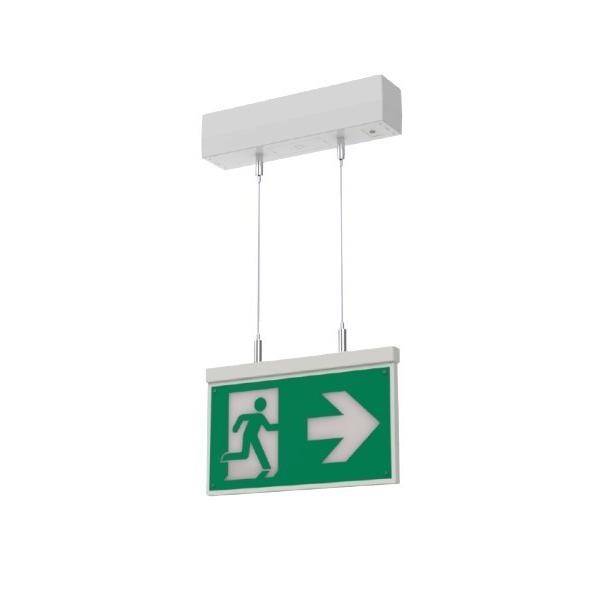 Grünes Notausgangsschild mit aufgehängter Aussparung, das eine laufende Figur und einen nach rechts zeigenden Pfeil zeigt und die Richtung des Fluchtwegs angibt.