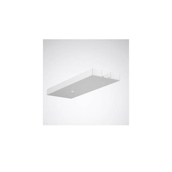 Minimalistische weiße rechteckige Deckenleuchte von unten in einem Winkel betrachtet.