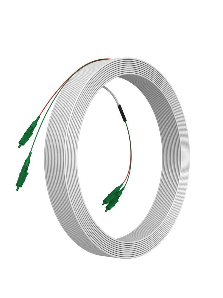 Aufgerolltes weißes Lichtwellenleiterkabel mit grünen Steckverbindern an beiden Enden, dargestellt als Produktbild auf einfachem weißem Hintergrund.