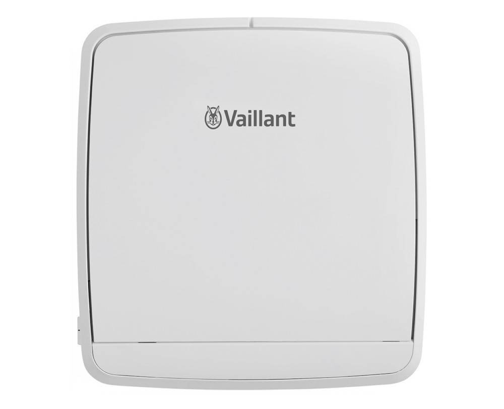 Weiße Vaillant-Wandheizung oder Heizkessel-Frontplatte mit zentriertem Logo auf einfachem Hintergrund.