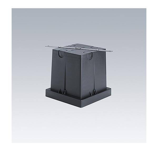 Schwarze rechteckige Elektrobox mit einer Montageplatte und seitlichen Laschen, gezeigt auf einem schlichten hellen Hintergrund.