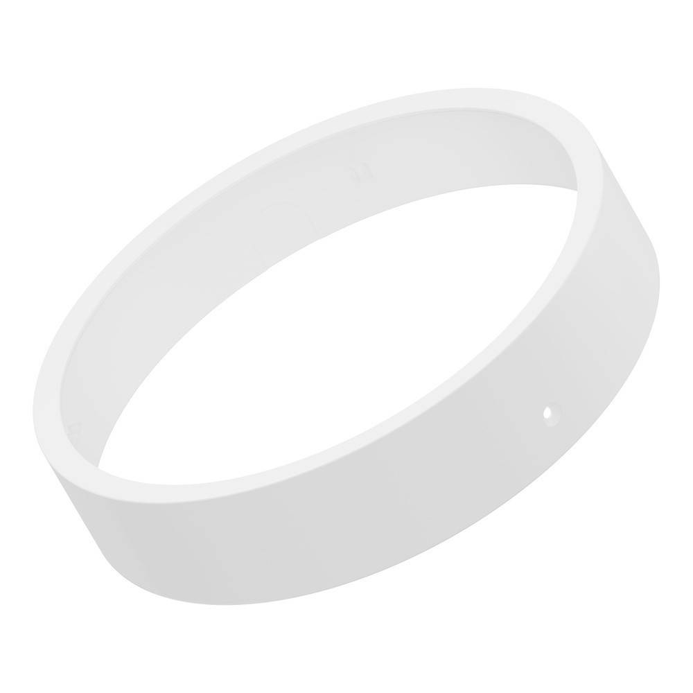 Weißes Silikon-Armband auf neutralem Hintergrund, in schräger Ansicht dargestellt.