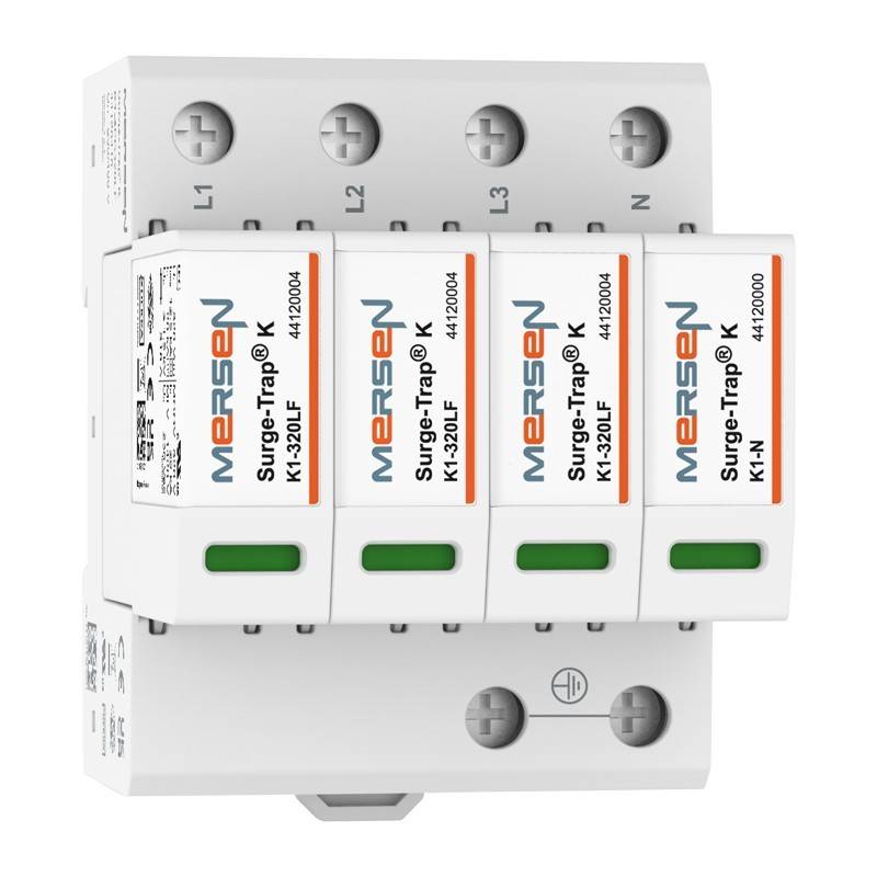 Foto eines modularen Überspannungsschutzgeräts mit vier weißen Kartuschen, beschriftet mit Mersen Surge-Trap, montiert auf einer grauen Basis mit Anschlüssen L1, L2, L3 und N.