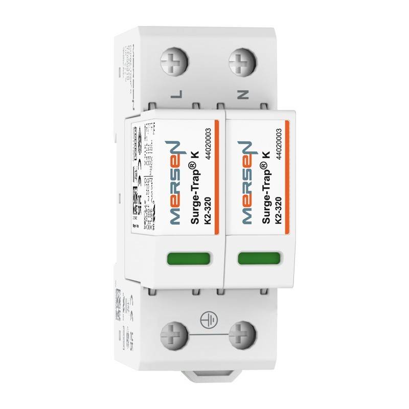 Weißer Dual-Modul-Mersen-Surge-Trap-K-320-Überspannungsschutz auf einer DIN-Schiene montiert, mit grünen Statusanzeigen und L/N-Anschlüssen.