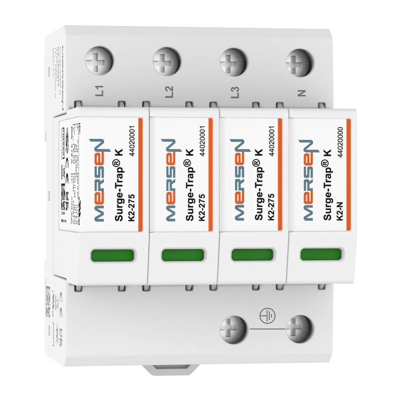 Vierpoliges elektrisches Überspannungsschutzgerät mit beschrifteten Anschlüssen L1, L2, L3 und N sowie vier auf einer DIN-Schiene montierte Surge-Trap-Module.