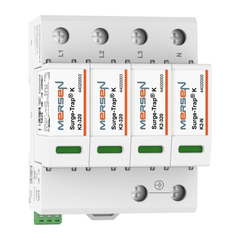 Weißes elektrisches Überspannungsschutzmodul mit vier Mersen Surge-Trap-Kartuschen mit der Bezeichnung K2-320, montiert auf einer DIN-Schienenbasis.