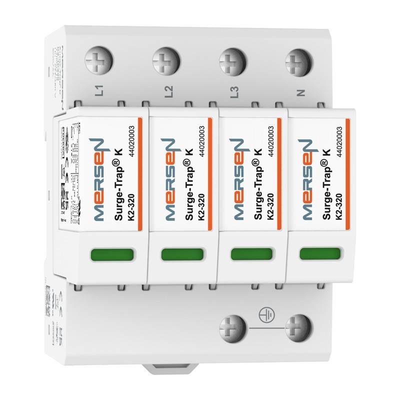 Viermoduliges elektrisches Überspannungsschutzgerät mit Anschlüssen gekennzeichnet mit L1, L2, L3 und N, der Marke „Mersen Surge-Trap K