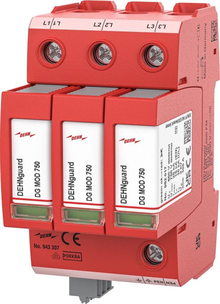 Rotes modulares elektrisches Überspannungsschutzgerät mit drei beschrifteten Patronenmodulen und Anschlussanschlüssen, auf weißem Hintergrund dargestellt.