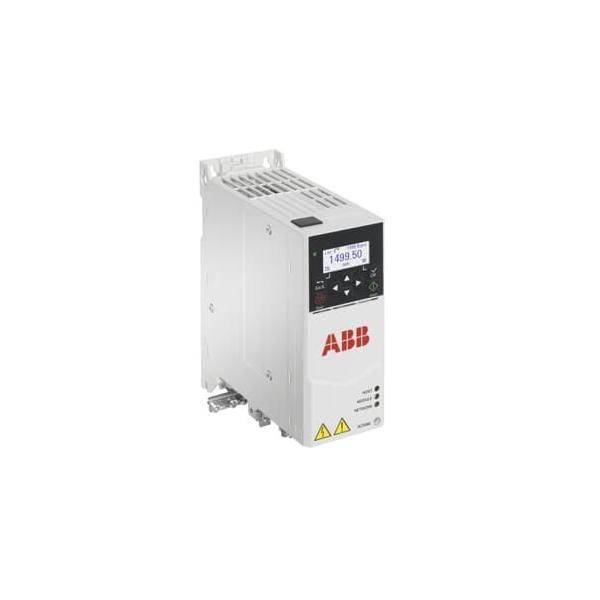 ABB-Frequenzumrichter für industrielle Antriebe mit Display und Bedienungstasten, dargestellt in einem Produktfoto vor weißem Hintergrund.