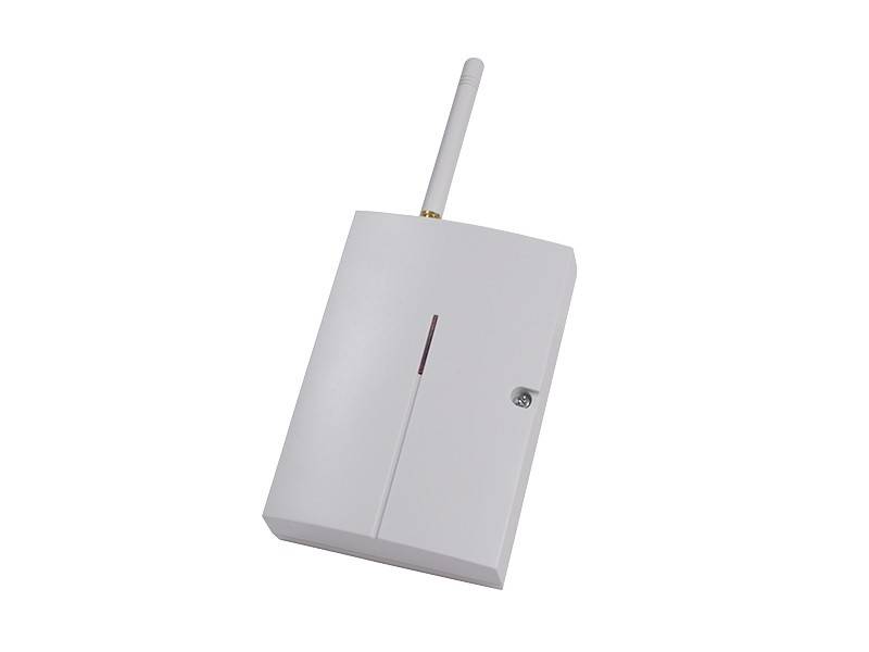 Weiße kabellose Antennenbox mit einer hervorstehenden Antenne auf einfachem Hintergrund.