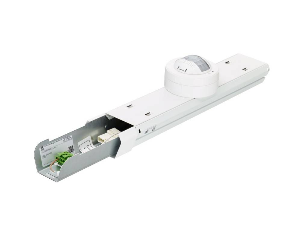 Tragbare weiße Kabelrolle mit integrierter Steckdose, gezeigt mit geöffnetem Kabelfach und sichtbarem Stecker.