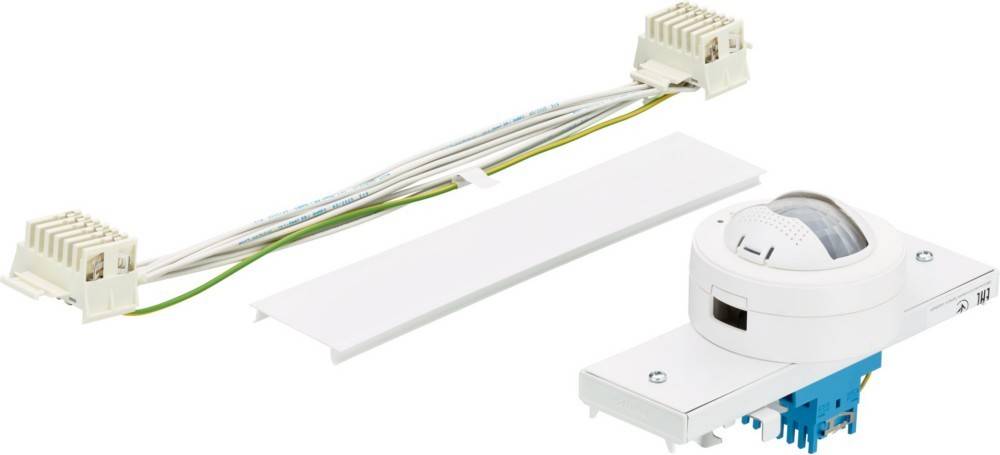 Kabelbaum und weißes elektrisches Sensormodul mit Befestigungshalterung, dargestellt als Produktabbildung auf weißem Hintergrund.
