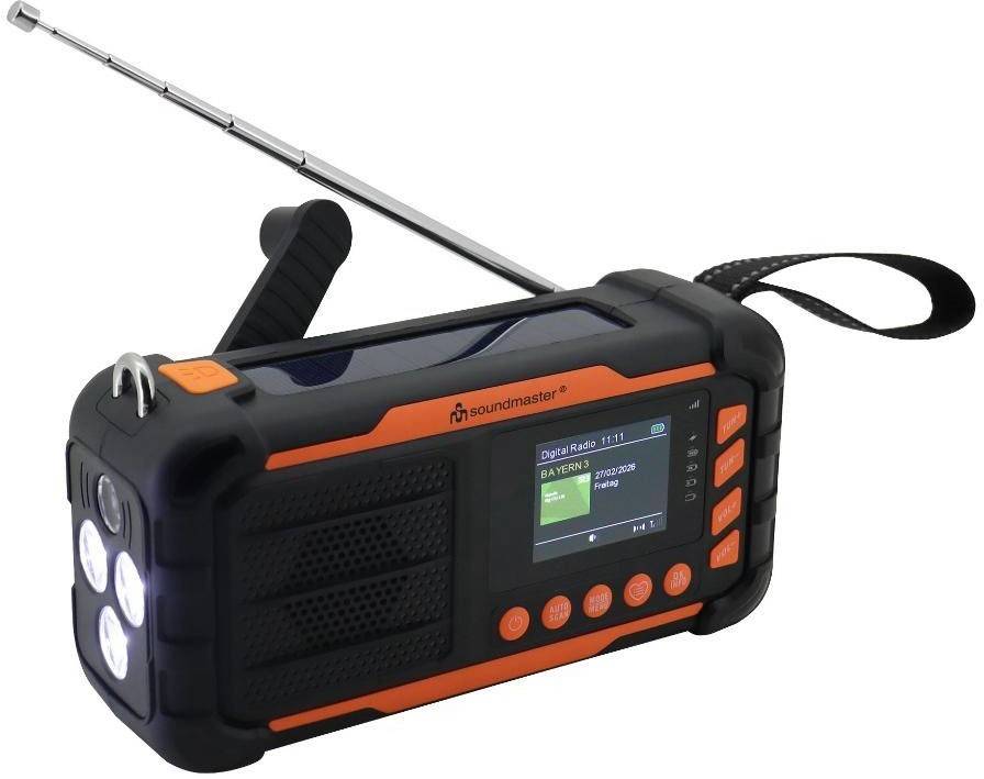 Tragbares schwarz-oranges Soundmaster-Radio mit ausfahrbarer Antenne, Trageriemen und kleinem digitales Display, das Radiostationsinformationen anzeigt.