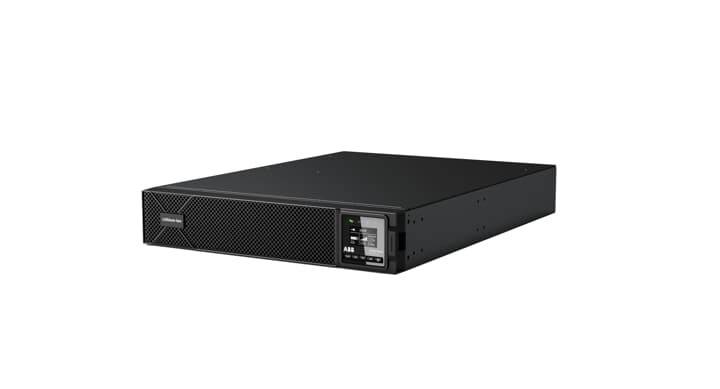 Schwarzes Rack-Server-/USV-Gerät in Dreiviertelvorderansicht mit perforiertem Frontgitter und kleinem Statusdisplay auf der rechten Seite.