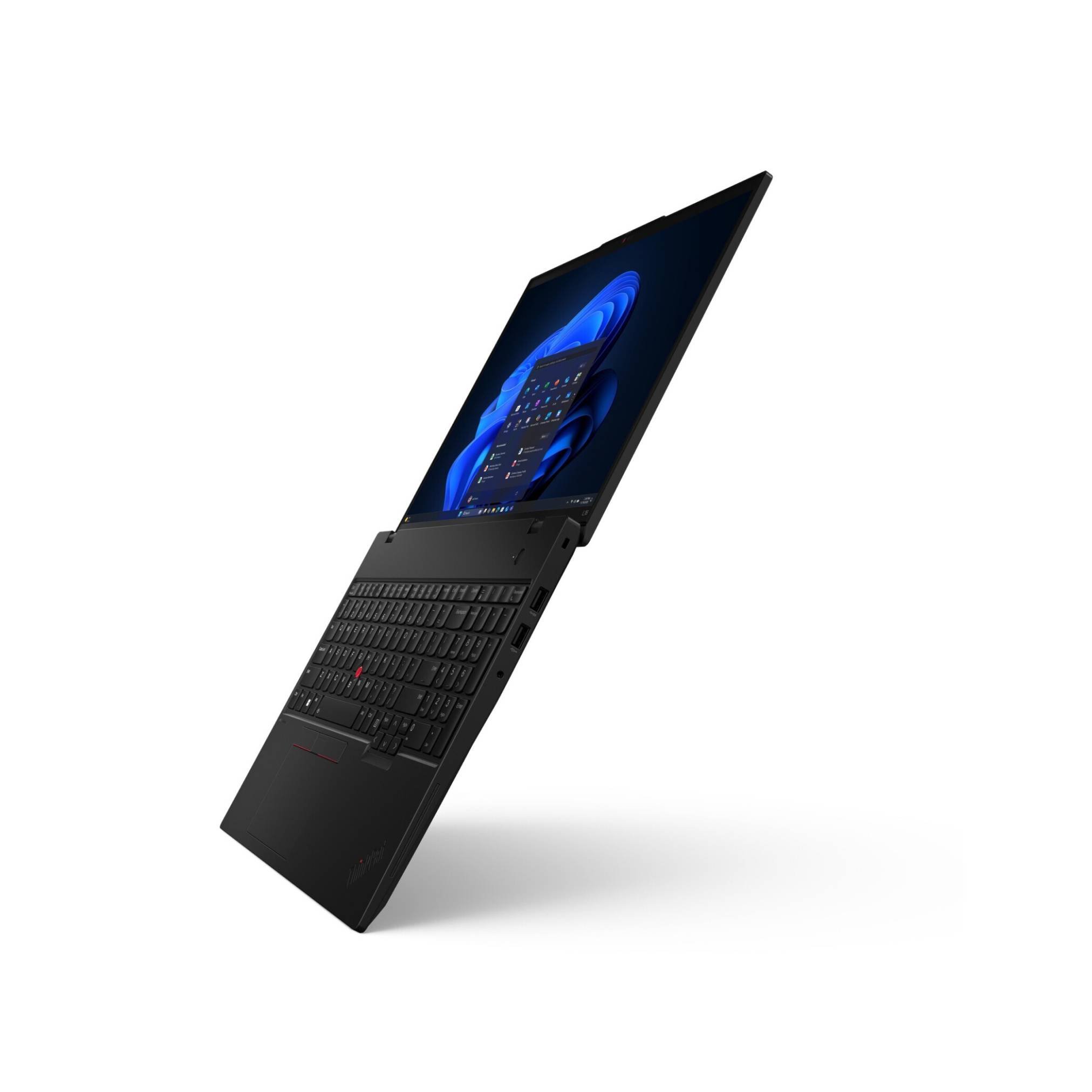 Schwarzer Laptop, teilweise aufgeklappt gezeigt, schwebend auf weißem Hintergrund, mit dem Bildschirm, der eine blaue Grafik einer Telefontastatur anzeigt.
